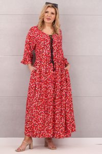 Czerwona sukienka w drobne kwiatki
