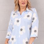 Elegancka bluzka z kołnierzem niebieska w kwiaty