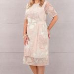 Elegancka sukienka ołówkowa z siatki beżowa