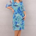 Elegancka sukienka rozkloszowana we wzory niebieska