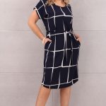 Granatowa sukienka w kratę z paskiem w talii