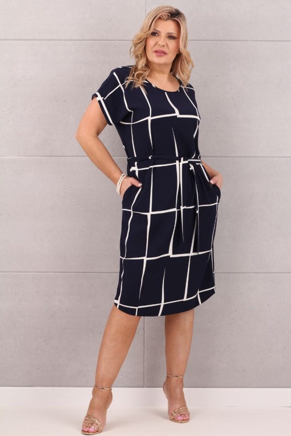 Granatowa sukienka w kratę z paskiem w talii