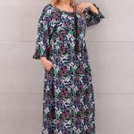 Granatowa sukienka w kwiatowy wzór