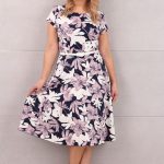 Granatowa sukienka w różowe kwiaty z paskiem