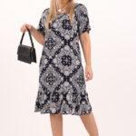 granatowa-sukienka-z-ornamentem-i-falbaną (1)