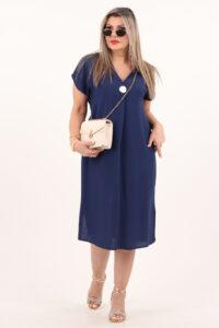 Granatowa sukienka z rozcięciami po bokach i broszką