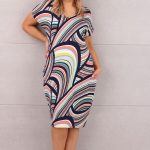 Letnia sukienka z wycięciem na plecach we wzory