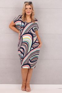 Letnia sukienka z wycięciem na plecach we wzory
