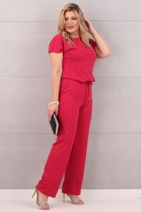 Malinowy kombinezon wieczorowy z szerokimi nogawkami