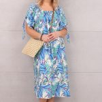 Niebieska długa sukienka letnia plus size w liście