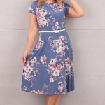 Niebieska sukienka w różowe kwiaty z paskiem