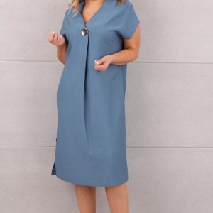 Niebieska sukienka z rozcięciami po bokach i broszką