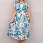 Plisowana sukienka midi z paskiem w kwiaty