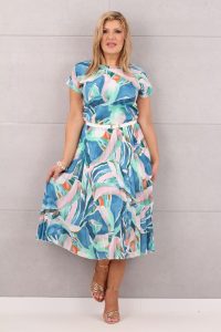 Plisowana sukienka midi z paskiem w kwiaty