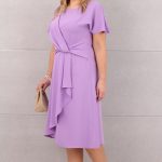 Wizytowa liliowa sukienka plus size z falbanką