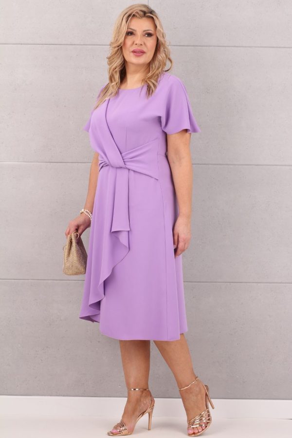Wizytowa liliowa sukienka plus size z falbanką