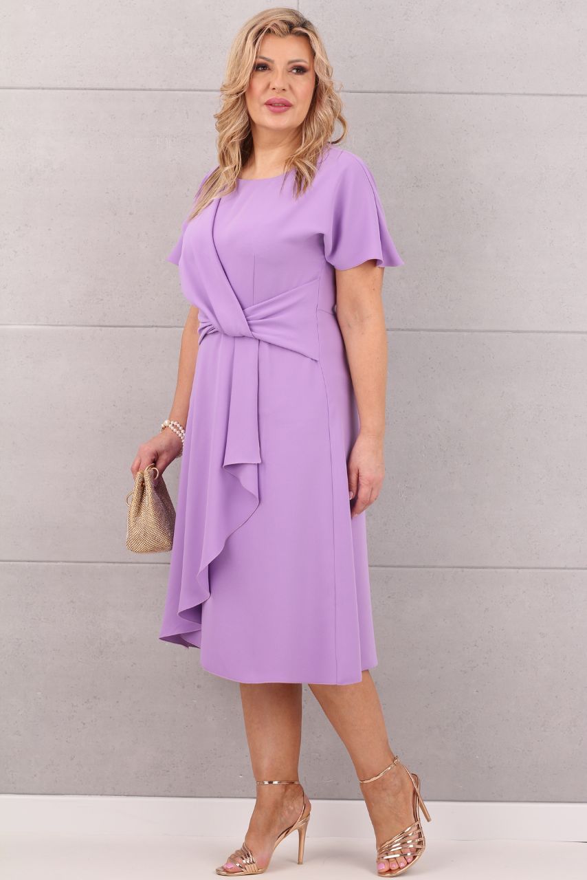 Wizytowa liliowa sukienka plus size z falbanką