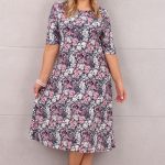 Wzorzysta rozkloszowana sukienka w drobne kwiatuszki