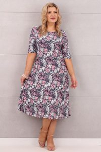 Wzorzysta rozkloszowana sukienka w drobne kwiatuszki