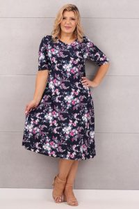 Wzorzysta rozkloszowana sukienka w różowe kwiaty