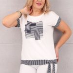 Biała bluzka z wiązaniem na dole