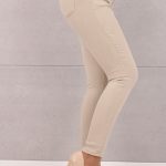 beżowe rurki z wysokim stanem