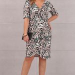 Beżowo-zielona kopertowa sukienka midi