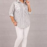 Biała koszula z kwiatem w paski