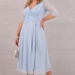 Błękitna sukienka z kopertowym dekoltem