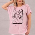 Pudrowa bluzka z ażurowym haftem