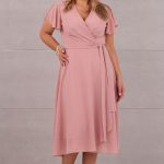 Rozkloszowana sukienka midi wiązana pudrowa