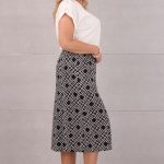 spodnica-za-kolano-trapezowa-czarna (3)