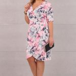 Szaro-różowa kopertowa sukienka midi