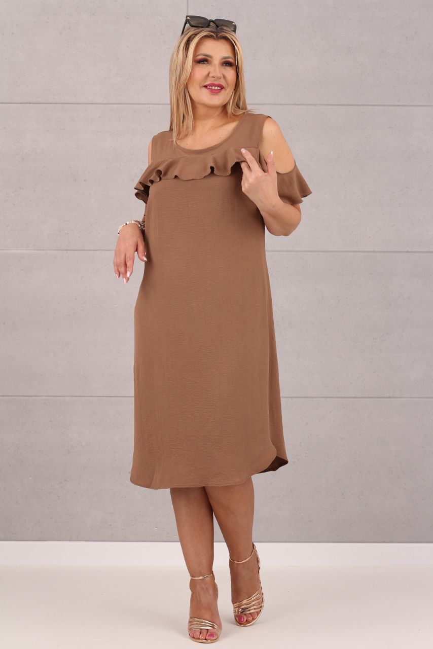 Brązowa sukienka z odkrytymi ramionami i falbanką