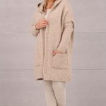 Długi beżowy kardigan we wzorem misia na plecach