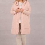 Długi różowy kardigan we wzorem misia na plecach