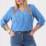 Niebieska bluzka plus size z dekoltem dla puszystych kobiet, rozmiary 40–50