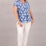 elegancka-niebieska-bluzka-w-kwiaty (1)