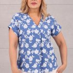 Niebieska bluzka w kwiaty