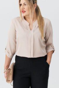 Elegancka bluzka w dużym rozmiarze beżowa – moda plus size