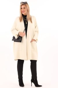 Beżowy kardigan ze złotymi guzikami i rękawem 3/4