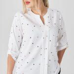 Elegancka bluzka w dużym rozmiarze biała w kropeczki – moda plus size