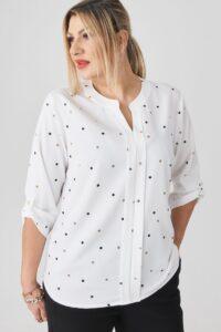Elegancka bluzka w dużym rozmiarze biała w kropeczki – moda plus size