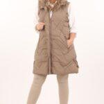 bezrekawnik-damski-dlugi-z-kapturem-bezowy (3)