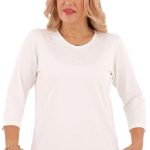 Biała bluzka ze zdobieniem na dekolcie