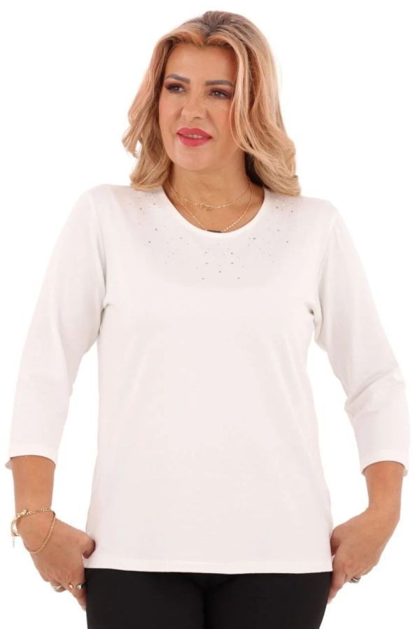 Biała bluzka ze zdobieniem na dekolcie