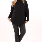 Czarny golf z warkoczowym splotem