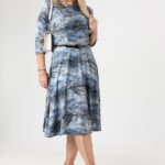 sukienka-rozkloszowana-plus-size-niebieska-we-wzory-z-paskiem (1)