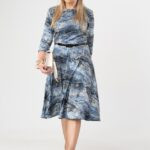 sukienka-rozkloszowana-plus-size-niebieska-we-wzory-z-paskiem (6)