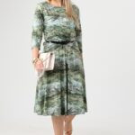 sukienka-rozkloszowana-plus-size-zielona-we-wzory-z-paskiem (5)
